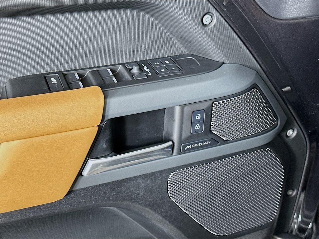 2024 Land Rover Defender 110 X-Dynamic SE photo 37