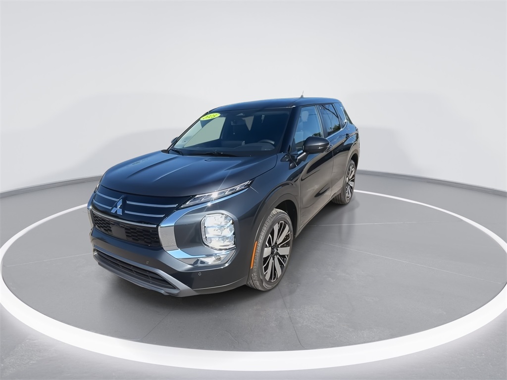 2025 Mitsubishi Outlander SE photo 4
