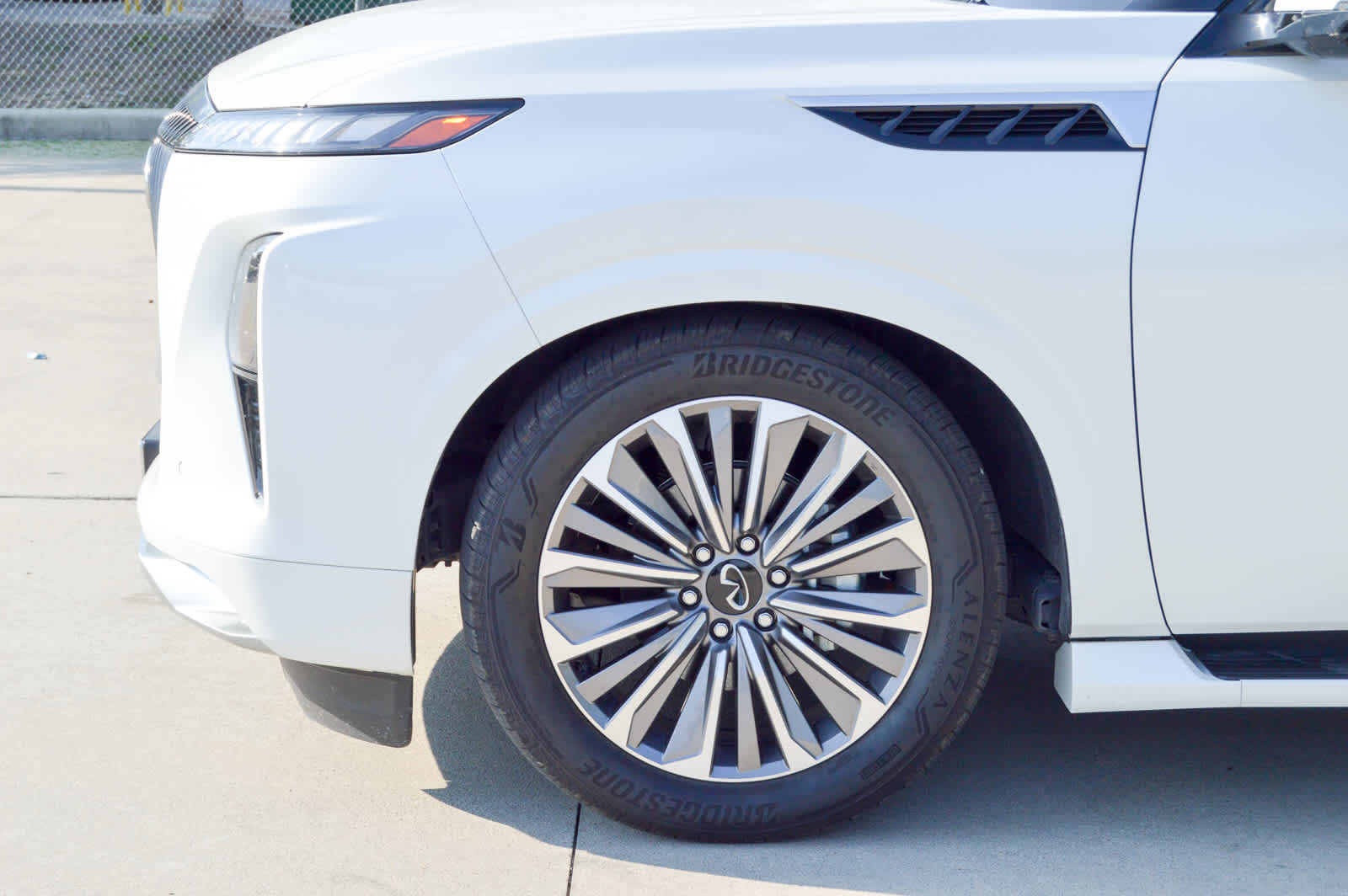 2025 INFINITI QX80 Sensory 4WD - Photo 10