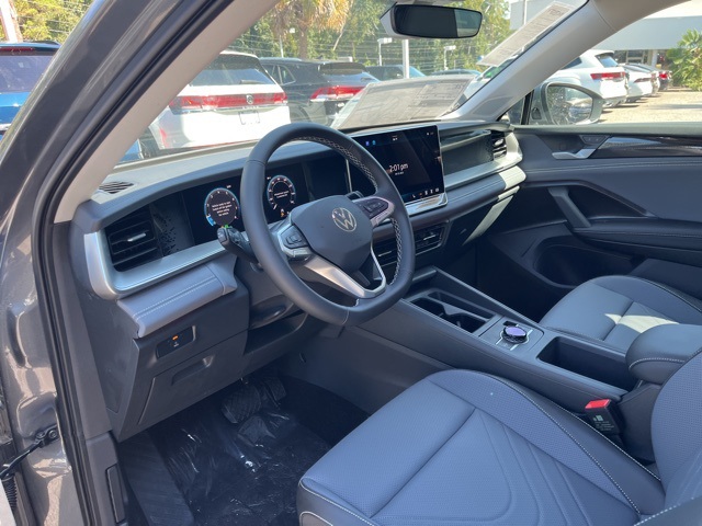 2025 Volkswagen Tiguan SE photo 2