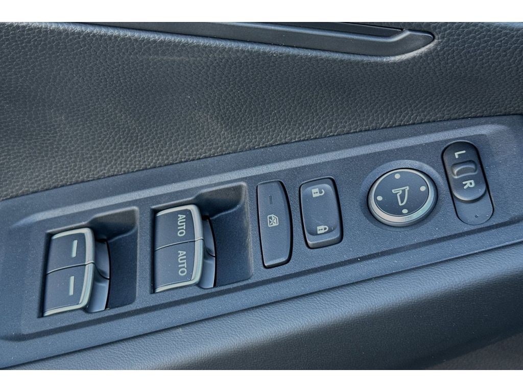 2025 Honda Accord LX photo 13