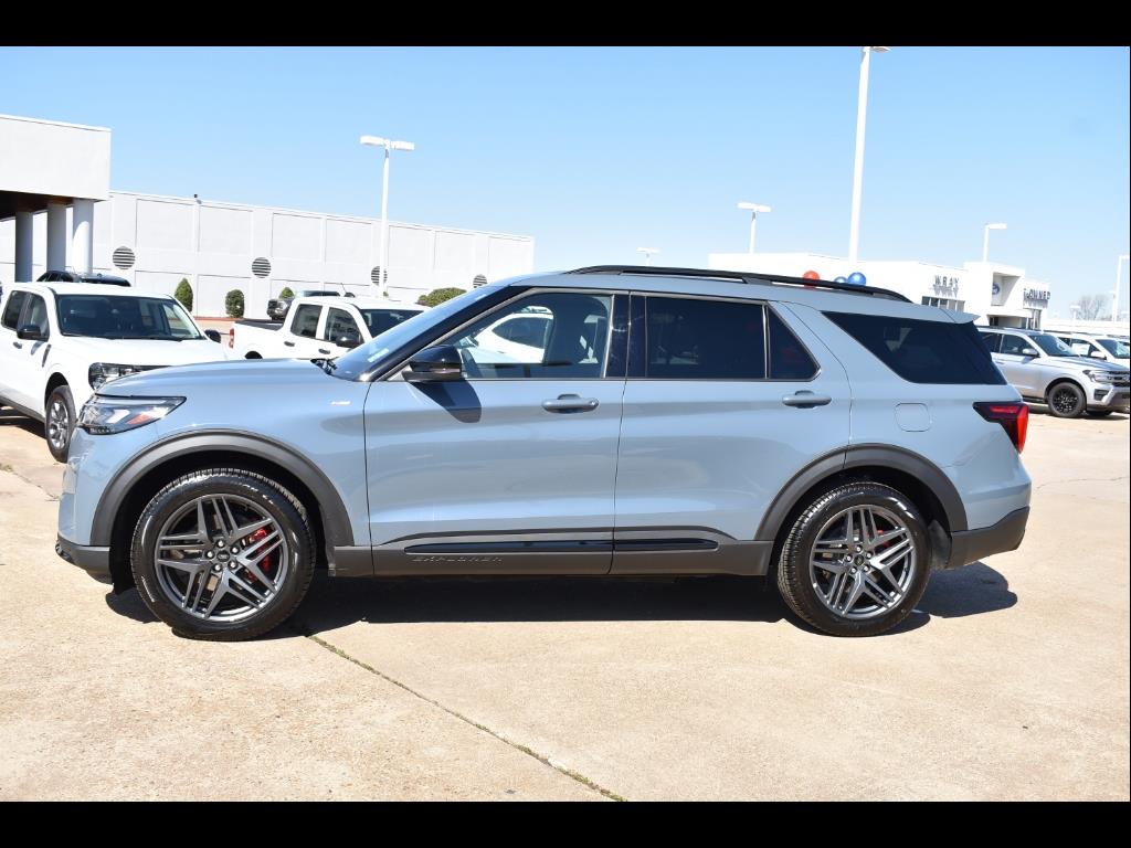 2025 Ford Explorer ST-Line photo 2