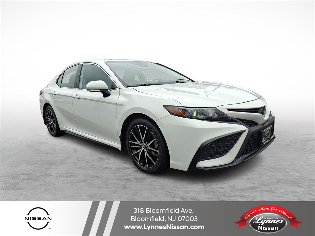 2022 Toyota Camry SE's photo