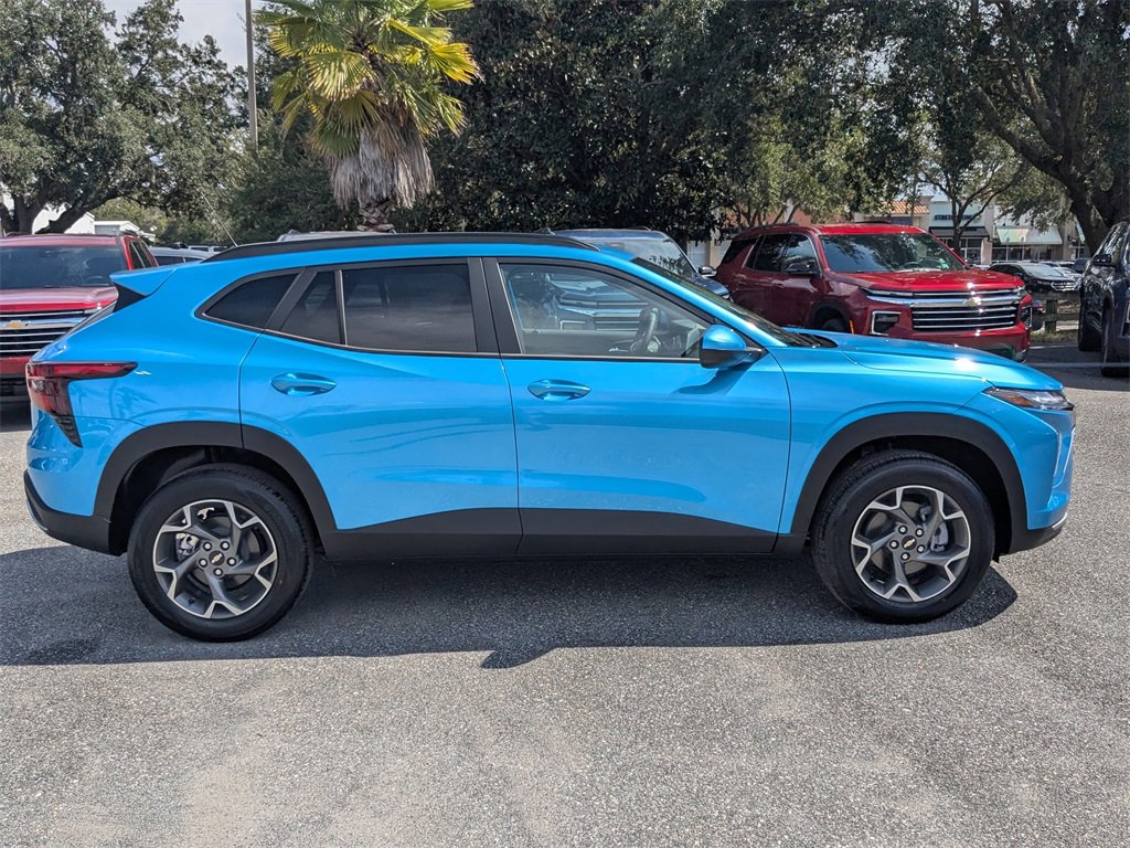 2025 Chevrolet Trax LT photo 2