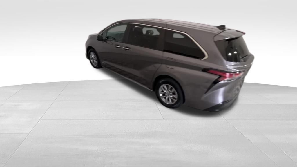 2021 Toyota Sienna XLE photo 2
