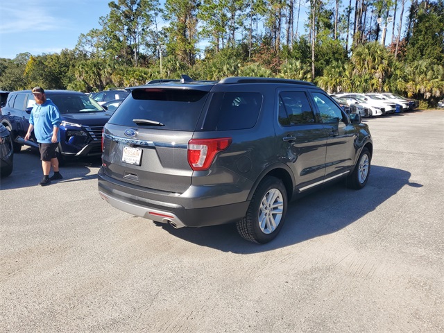 2017 Ford Explorer XLT photo 2