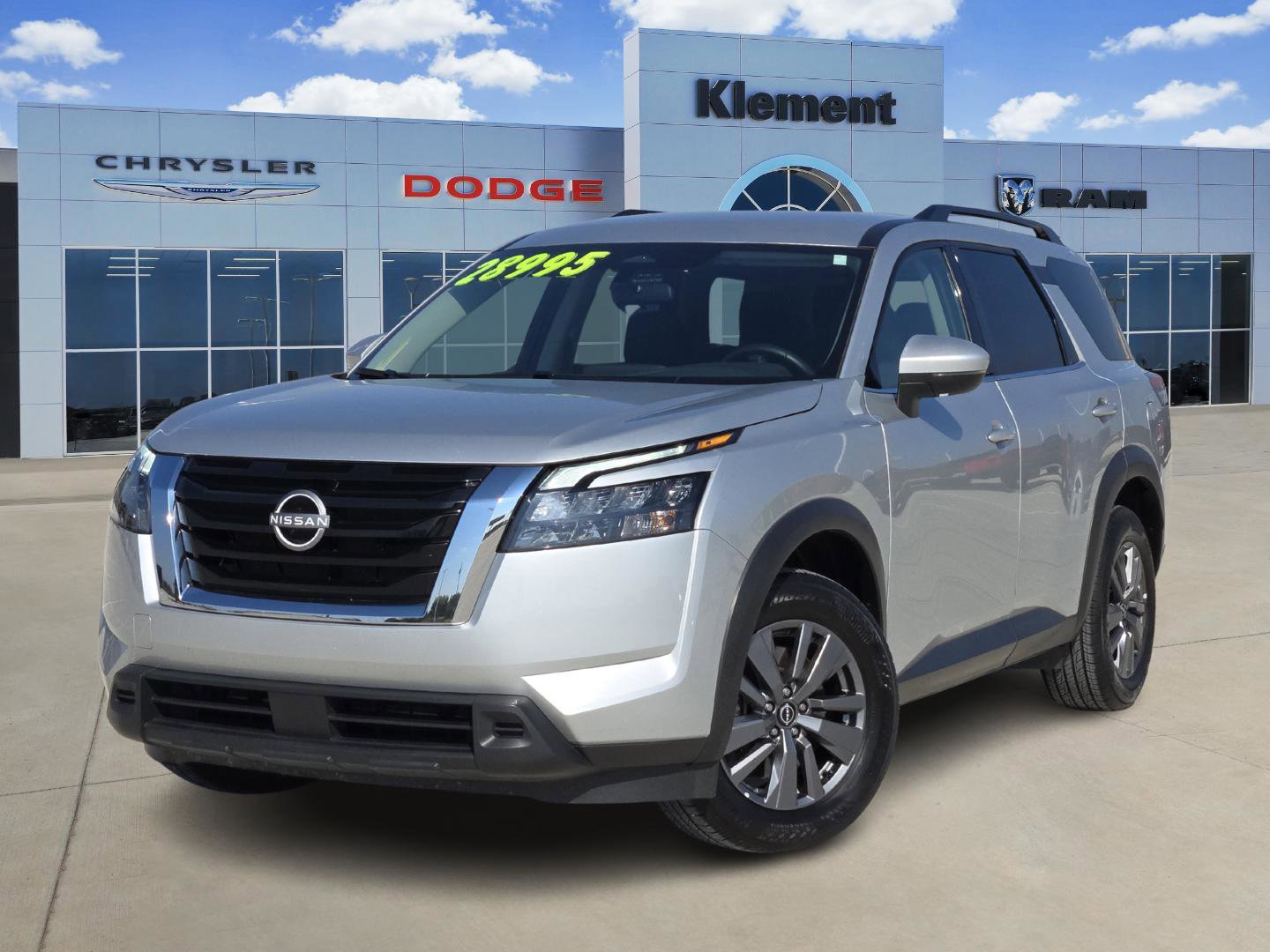 2024 Nissan Pathfinder SV's photo