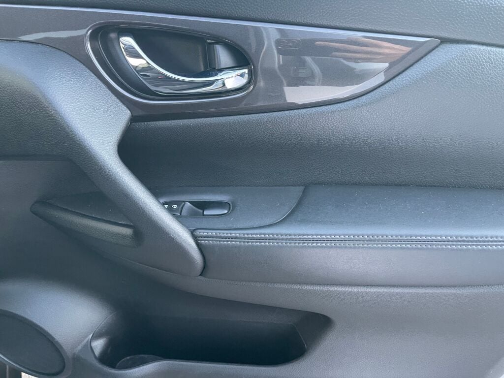 2019 Nissan Rogue SV photo 23