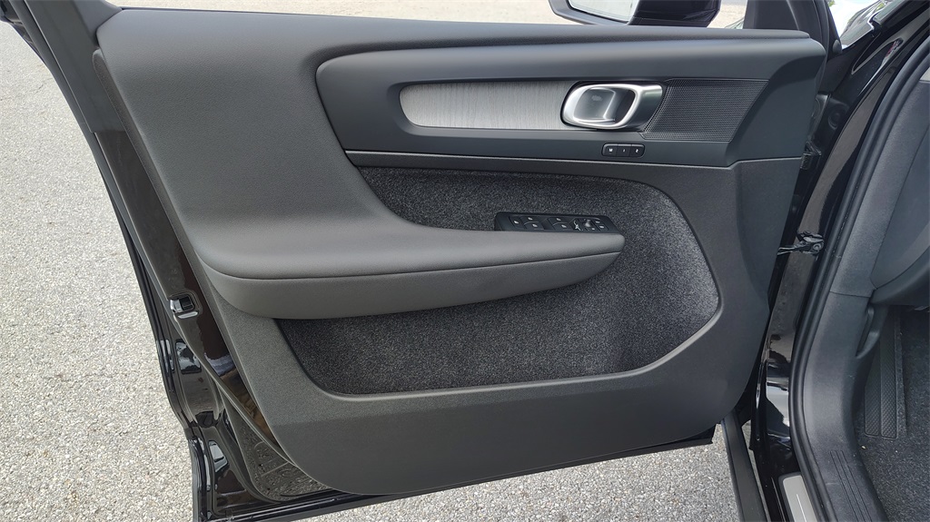 2026 Volvo XC40 Core photo 8
