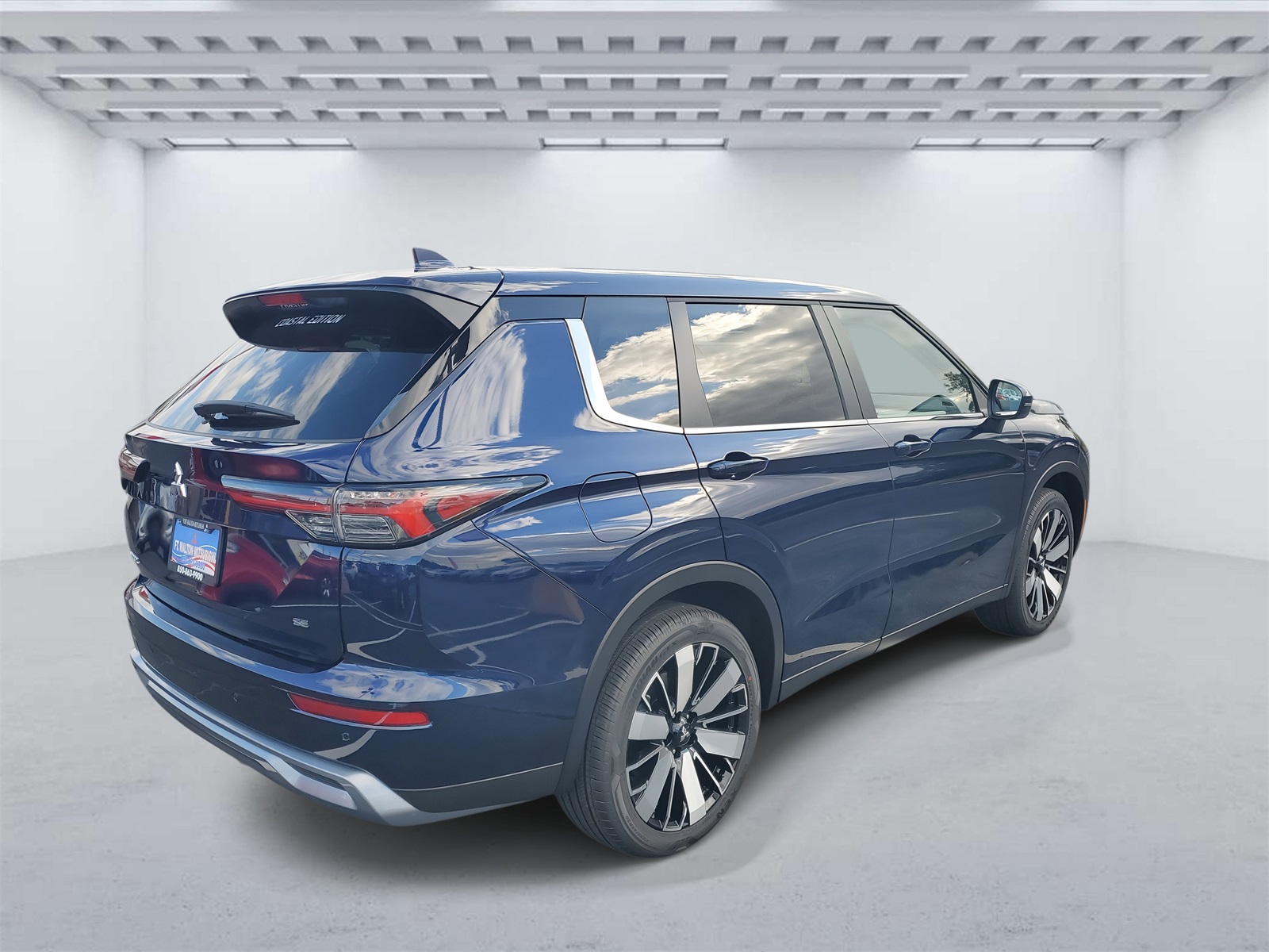 2025 Mitsubishi Outlander SE photo 4