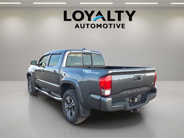 2016 Toyota Tacoma TRD Sport photo 2