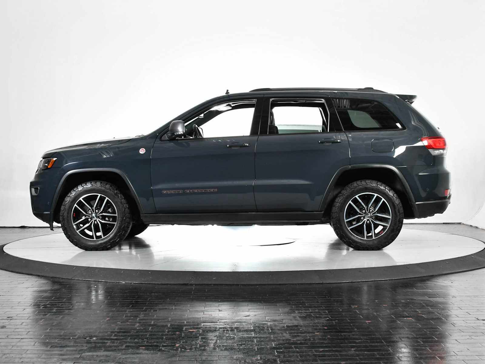 2017 Jeep Grand Cherokee Trailhawk photo 2