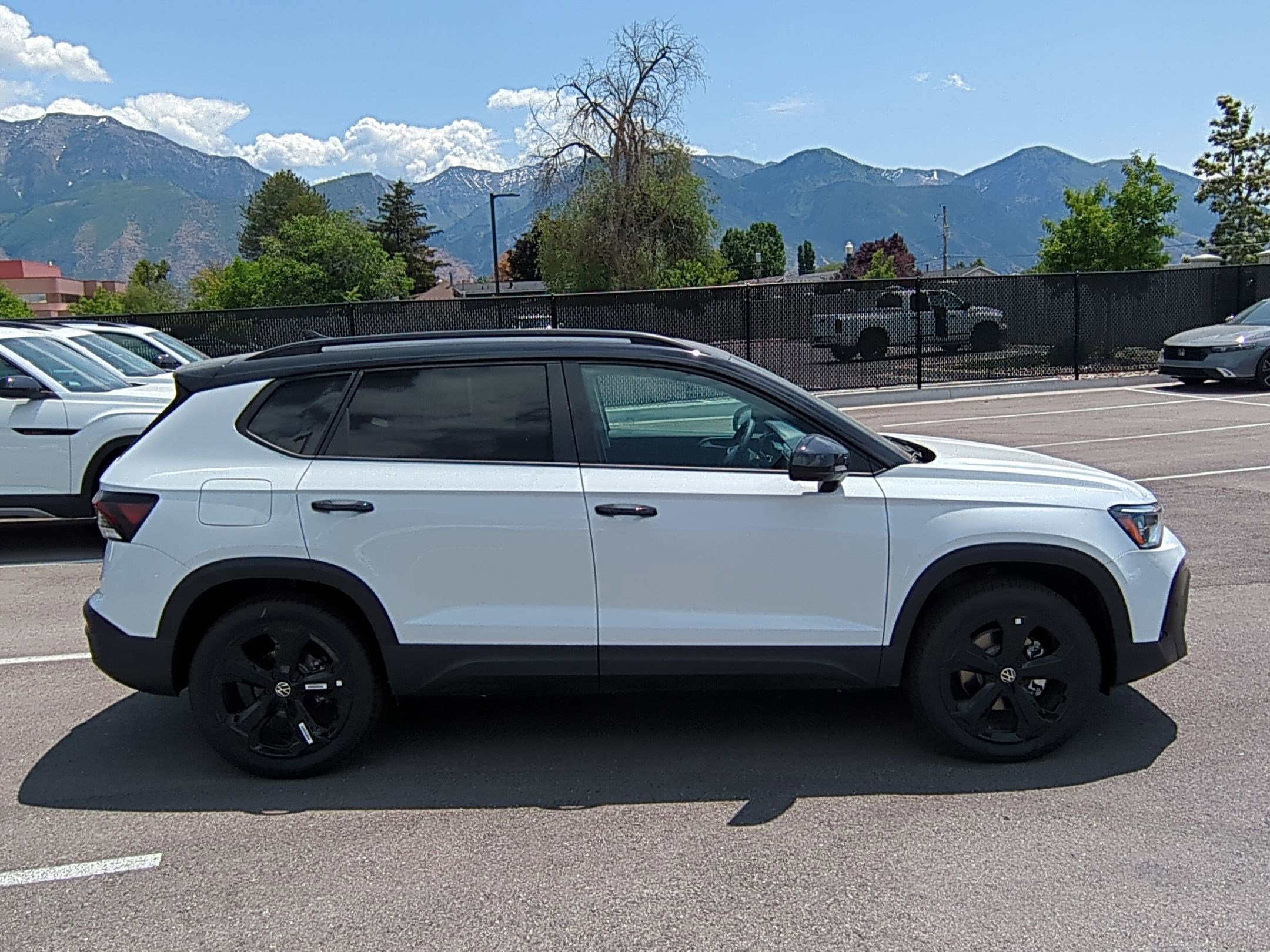 2025 Volkswagen Taos SE photo 2