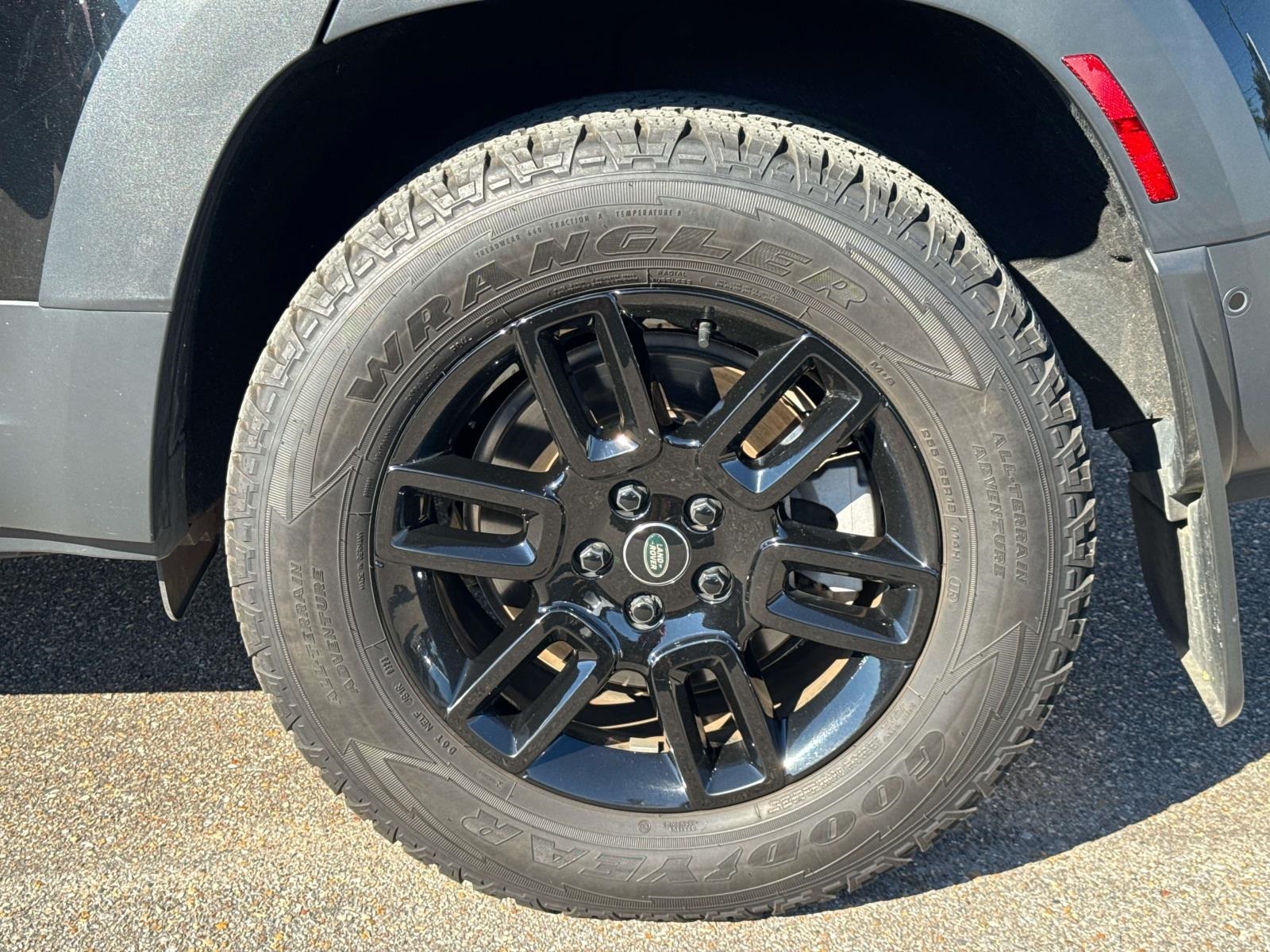 2023 Land Rover Defender 130 SE photo 3