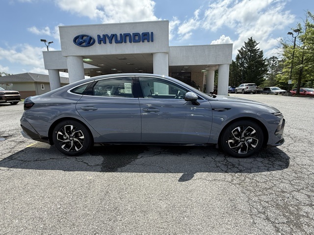 2025 Hyundai Sonata SEL photo 2