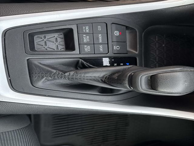 2022 Toyota RAV4 LE photo 24