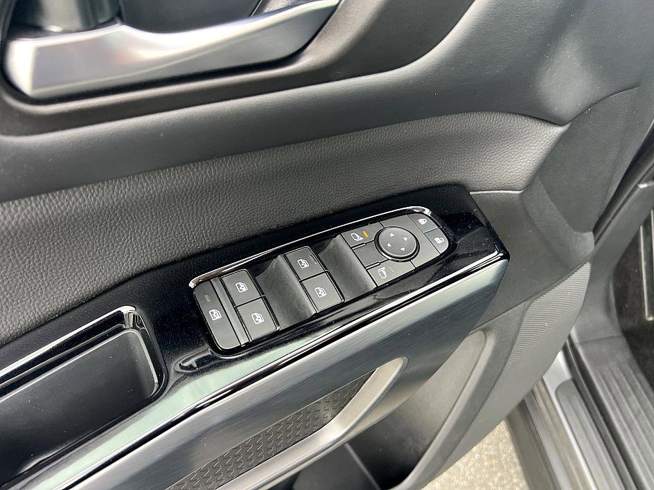 2024 Nissan Pathfinder SL photo 18