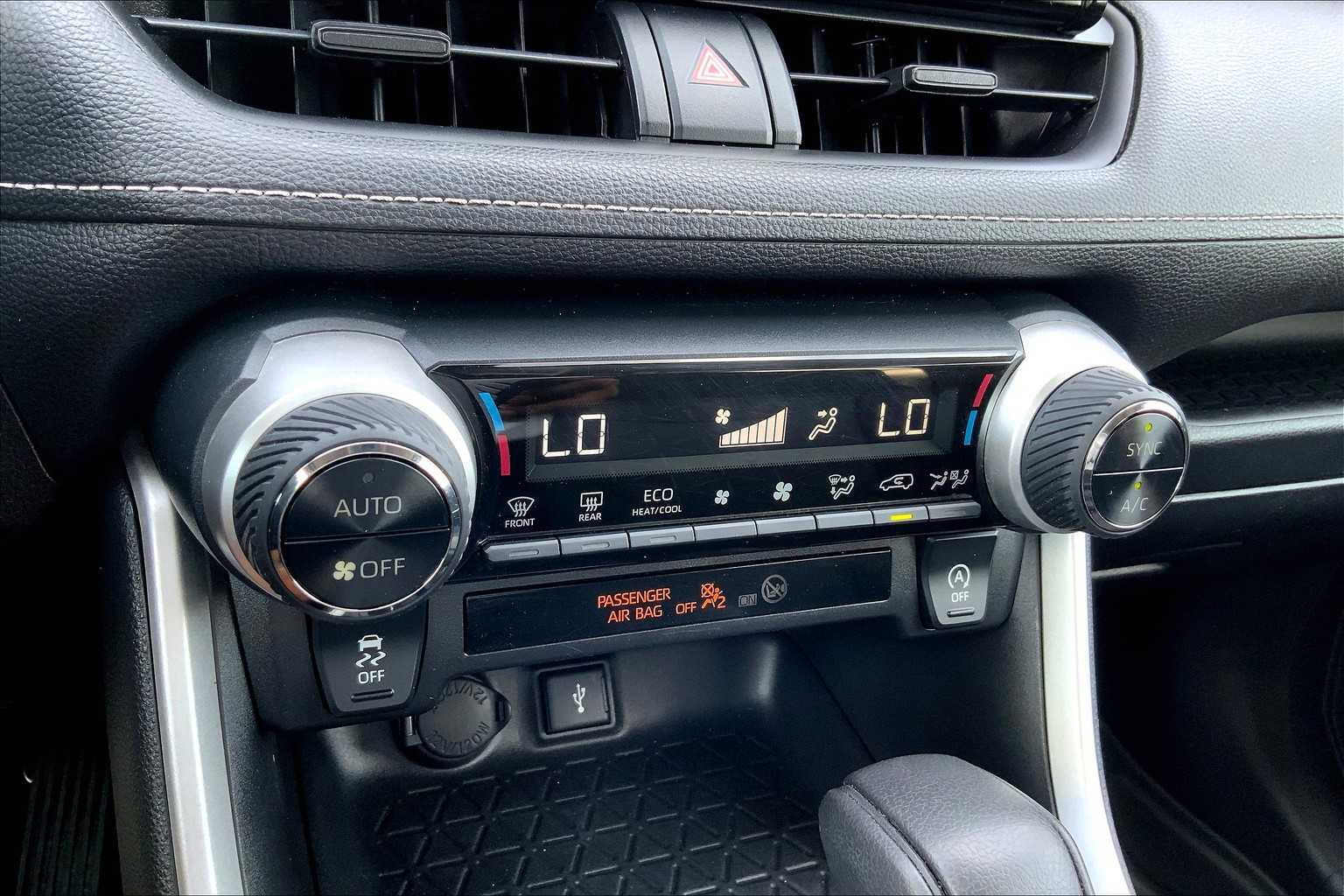 2021 Toyota RAV4 XLE photo 27