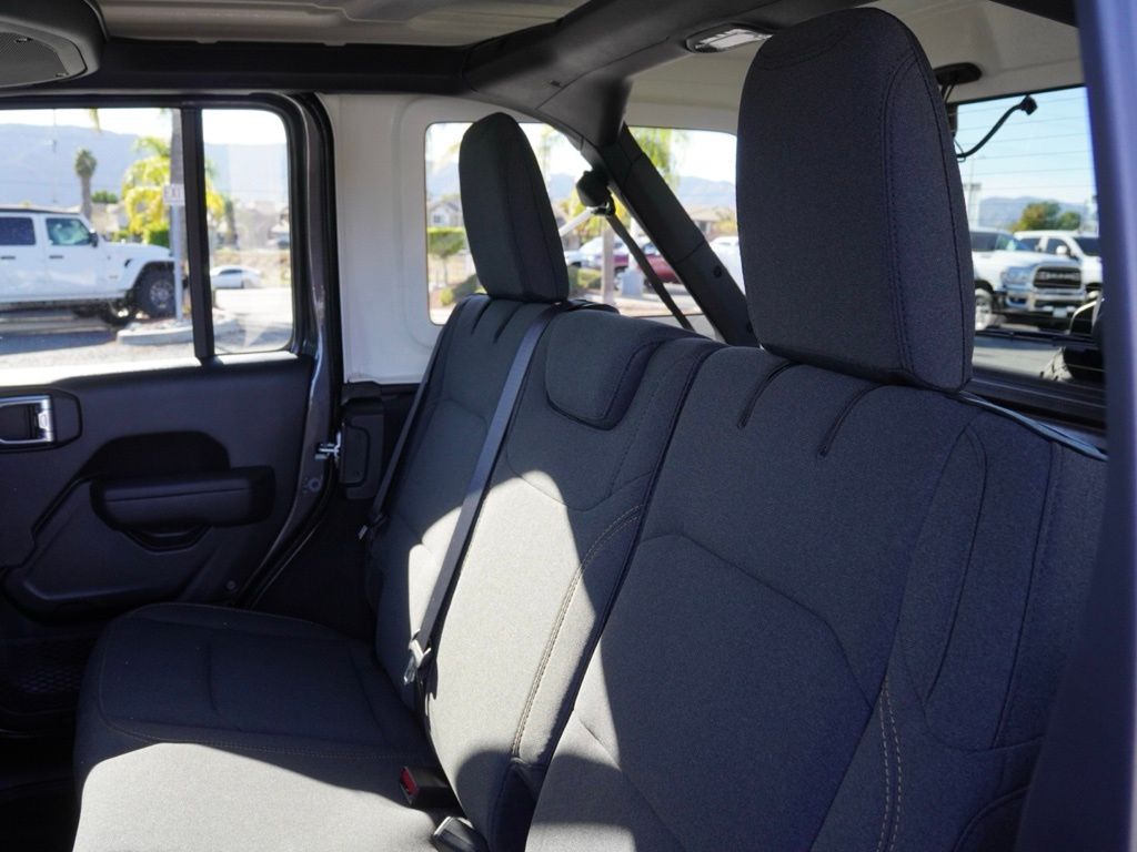 New 2026 Granite Crystal Metallic Clear-Coat Exterior Paint Jeep 4-Door Sport S image 21