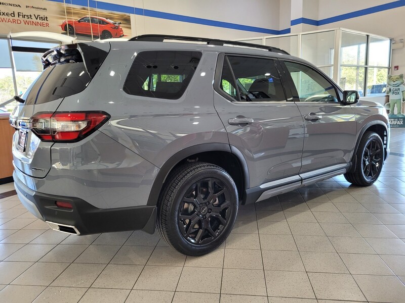 2025 Honda Pilot Touring photo 2