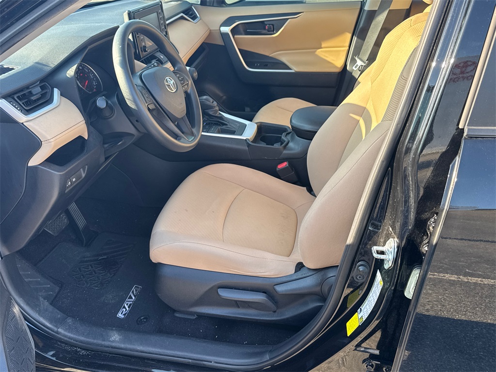 2021 Toyota RAV4 LE photo 9