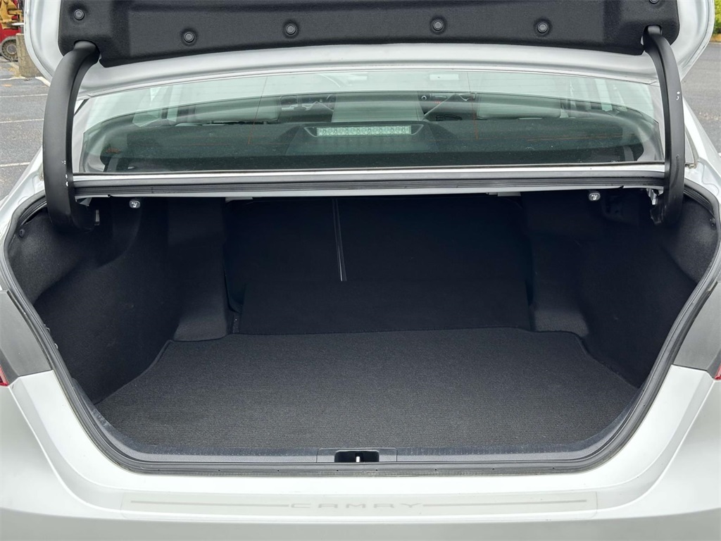 2022 Toyota Camry Hybrid XLE photo 13