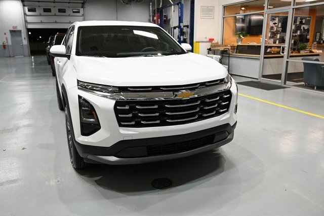 2026 Chevrolet Equinox LT photo 2