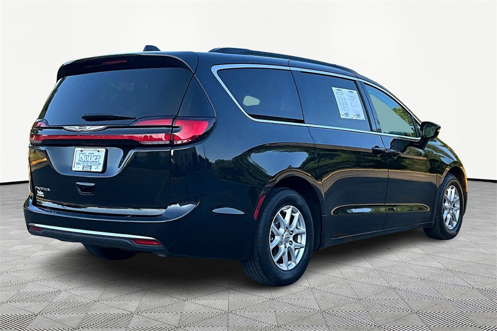 Used 2022 Chrysler Pacifica Touring L with VIN 2C4RC1BG5NR234095 for sale in Kansas City