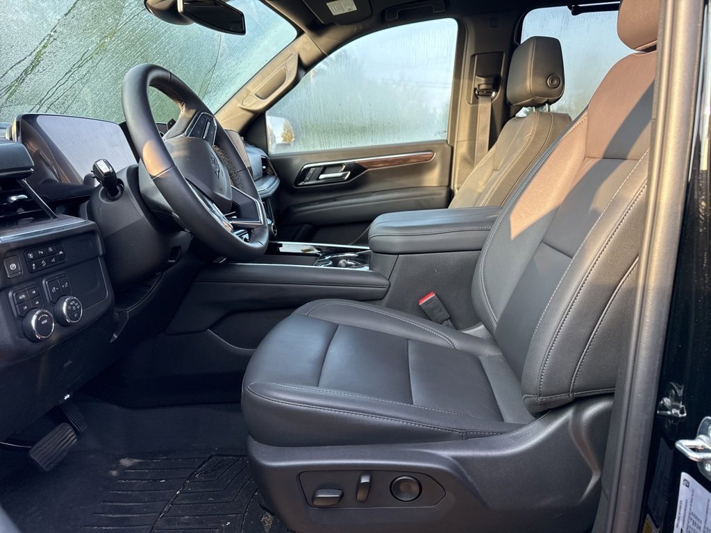 2025 Chevrolet Suburban Z71 photo 2