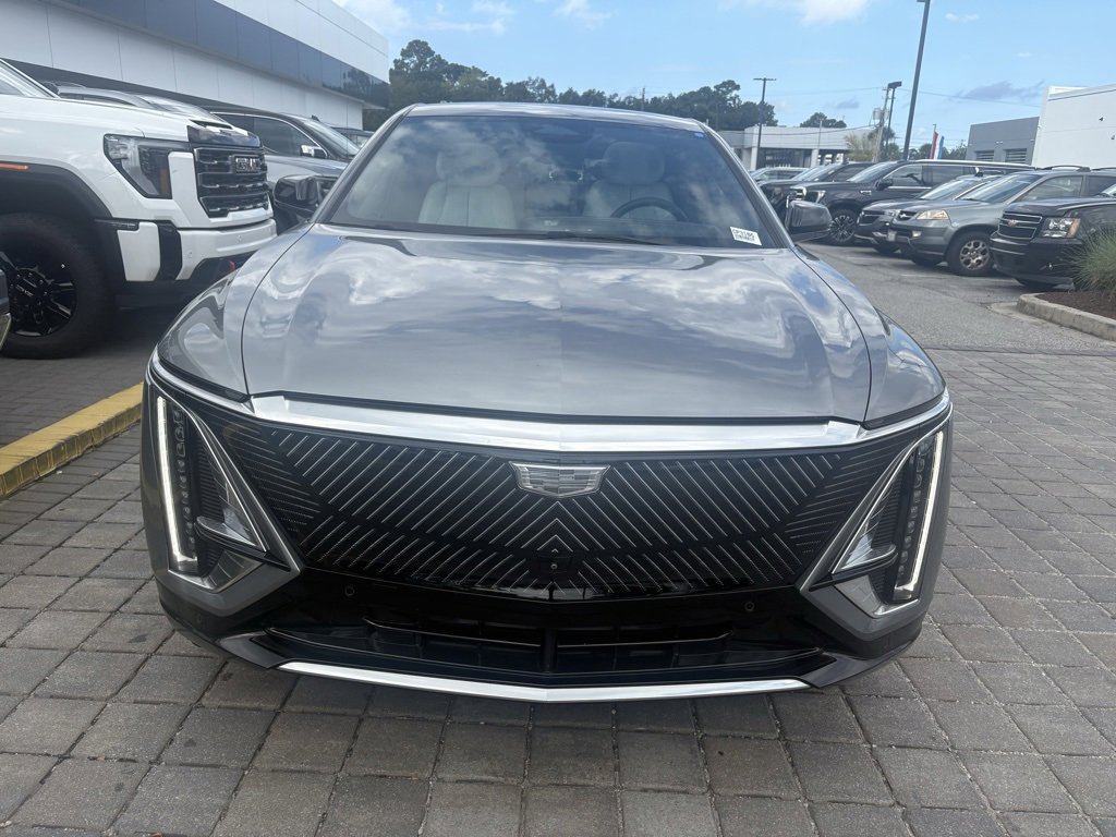 2023 Cadillac Lyriq Luxury photo 2