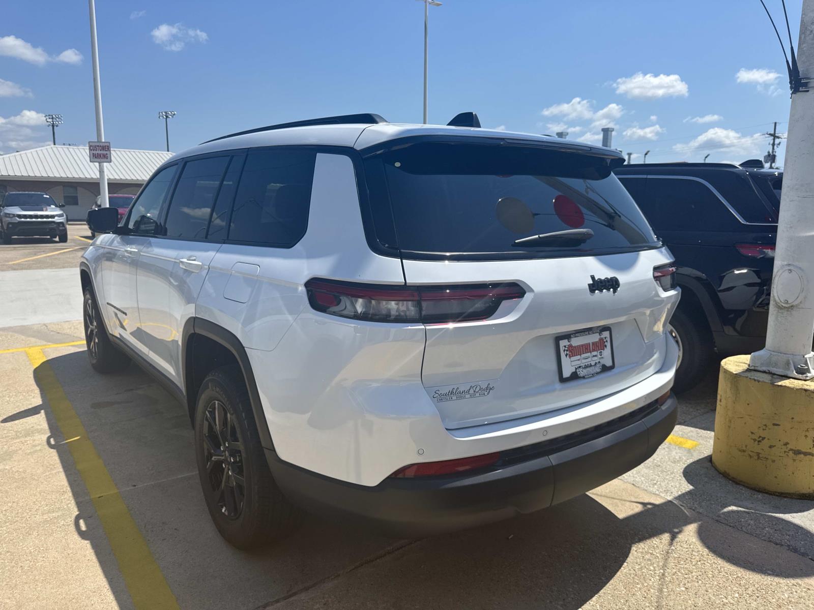 2025 Jeep Grand Cherokee Altitude photo 3