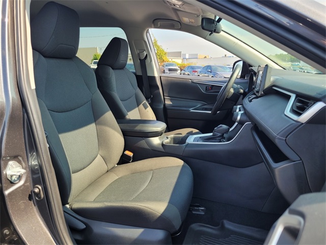 2022 Toyota RAV4 LE photo 13