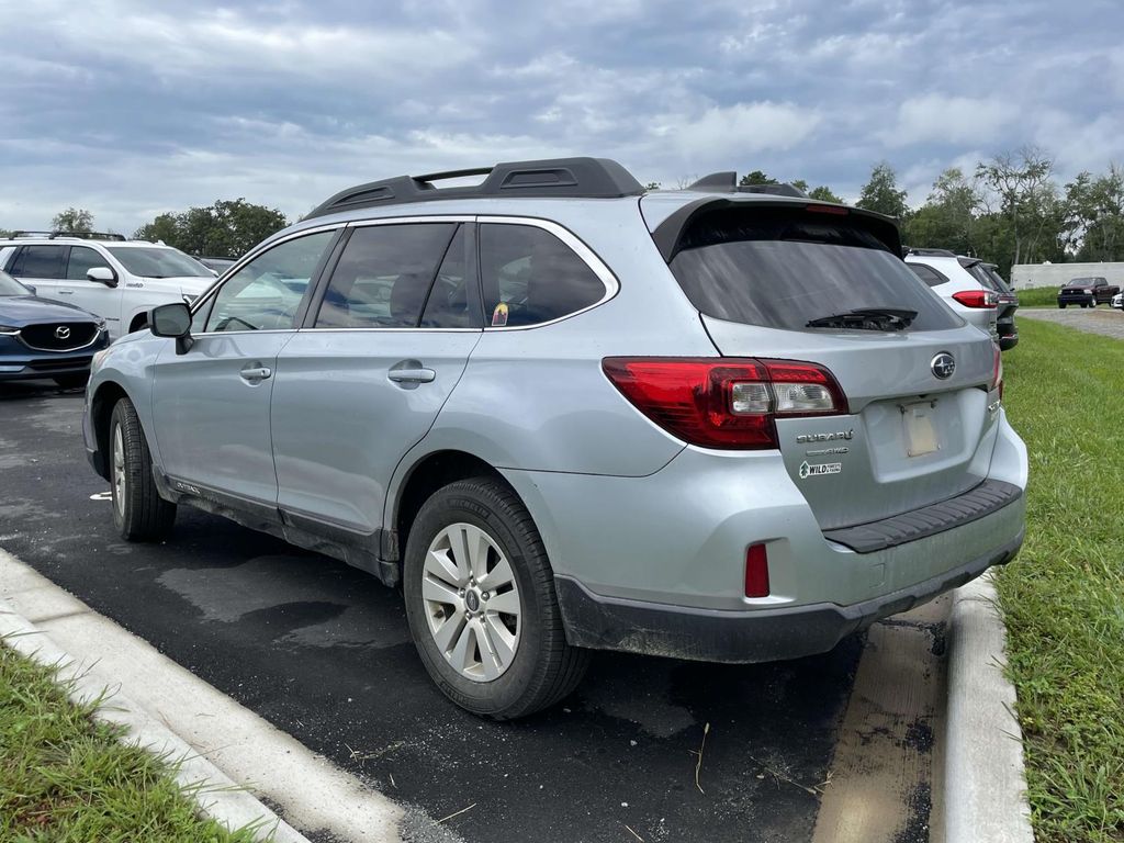 2017 Subaru Outback Premium photo 2