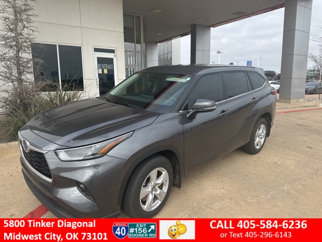 2023 Toyota Highlander LE's photo