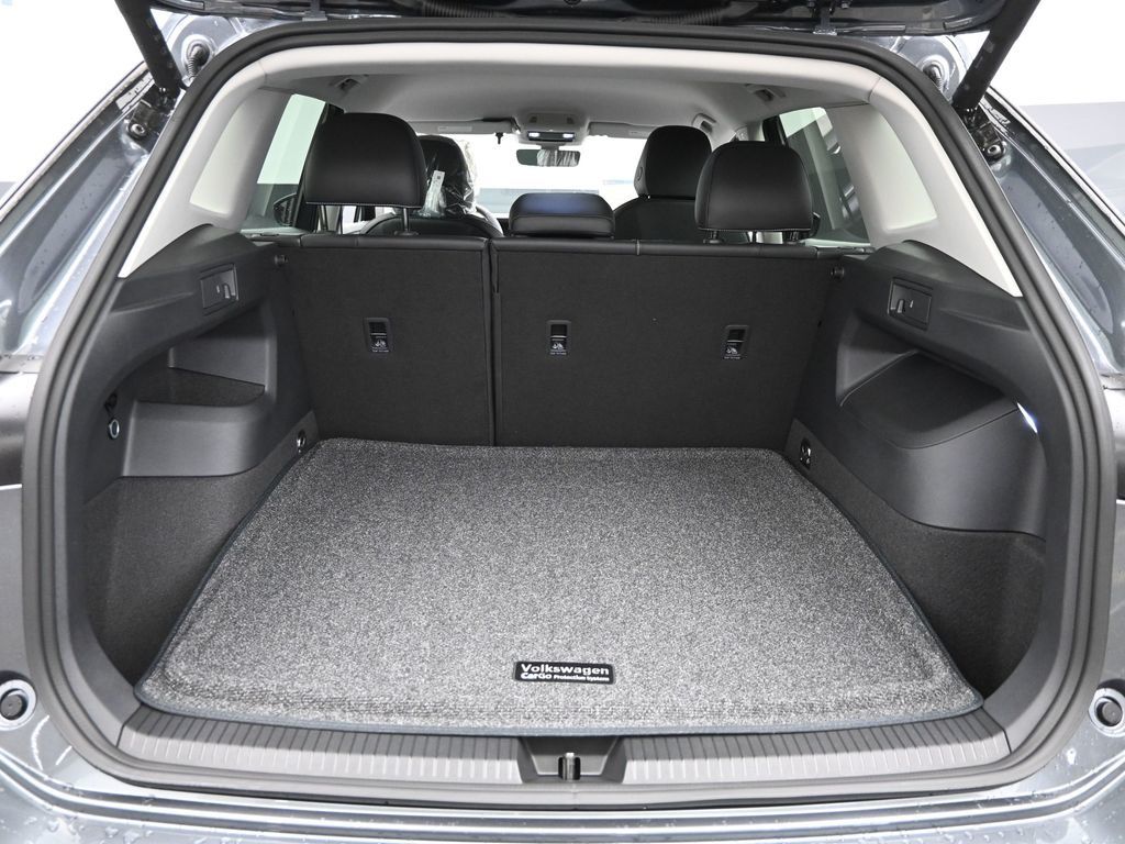 2025 Volkswagen Tiguan SE photo 3
