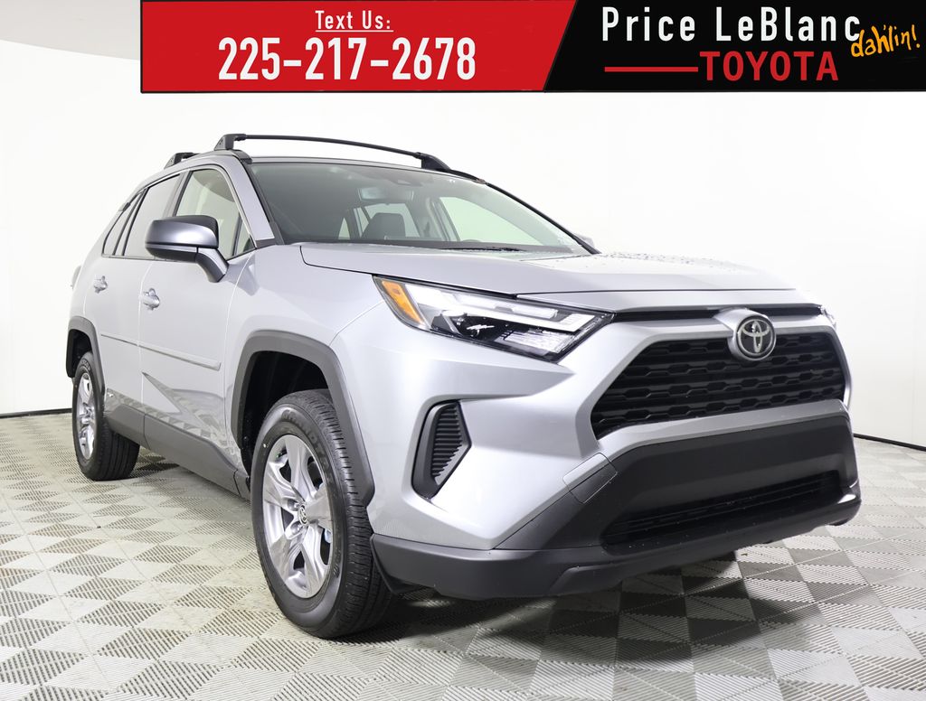 2025 Toyota RAV4 LE's photo