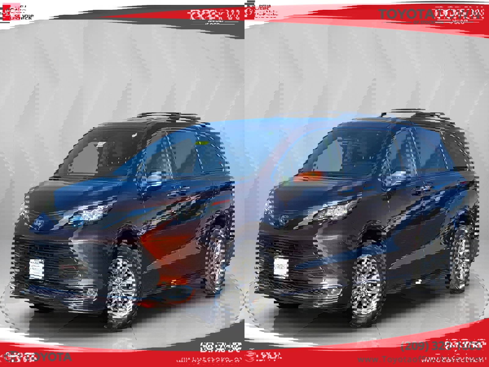 2023 Toyota Sienna XLE's photo