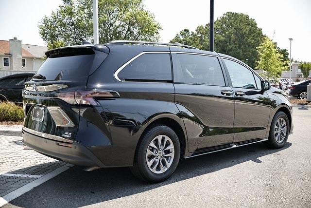 2024 Toyota Sienna XLE photo 7