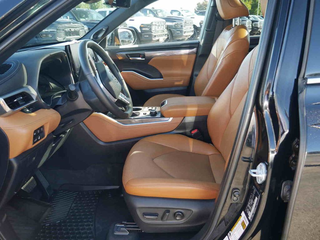 2023 Toyota Highlander LE photo 30