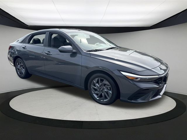 2024 Hyundai Elantra SEL photo 2