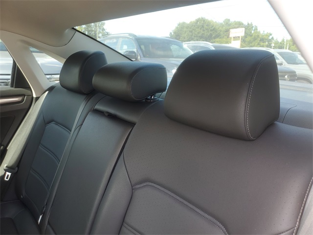 2020 Volkswagen Passat 2.0T R-Line photo 8