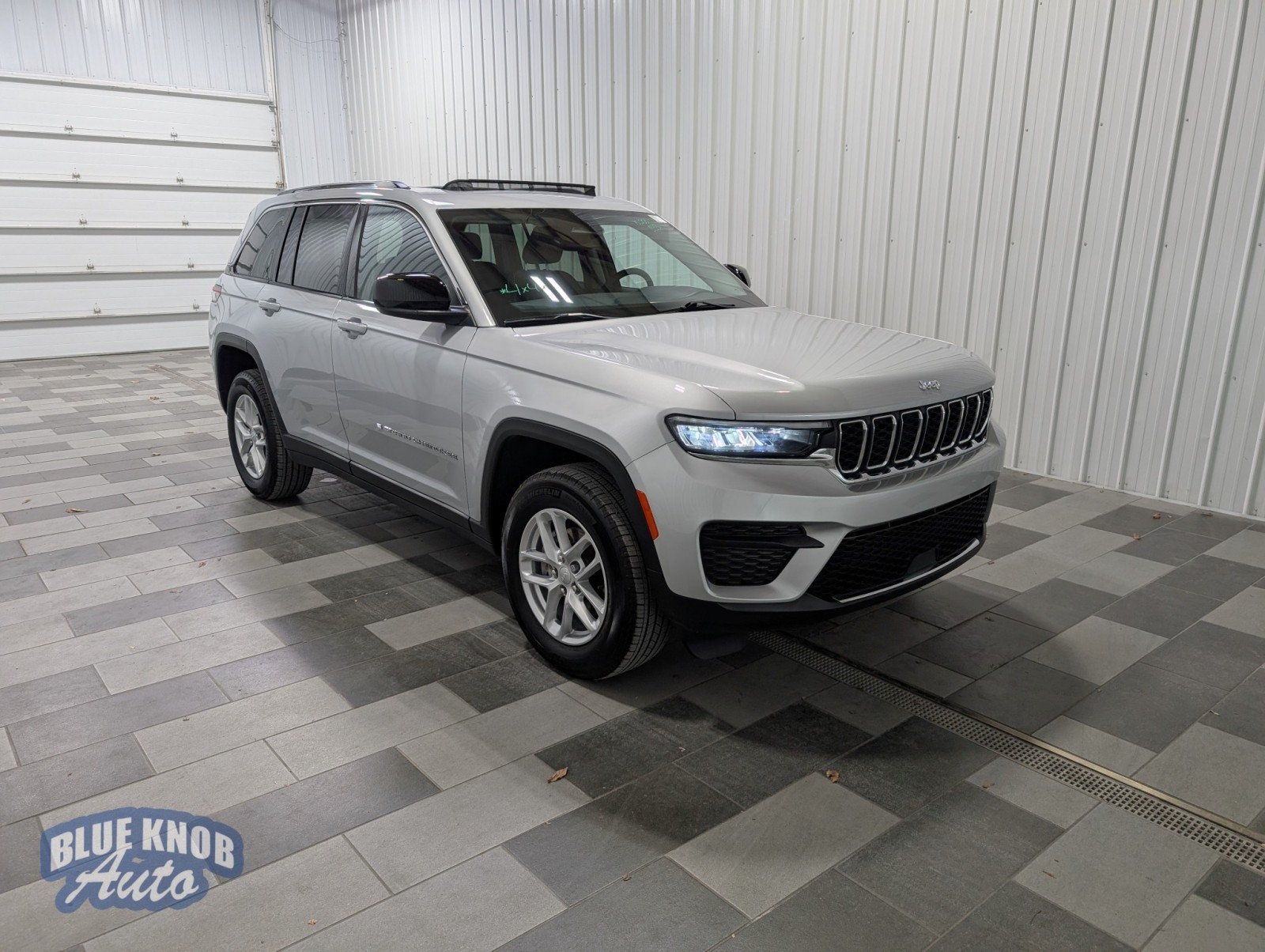 2023 Jeep Grand Cherokee Laredo X photo 3