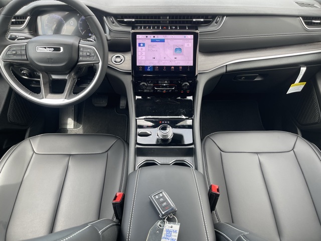 2025 Jeep Grand Cherokee Limited photo 9