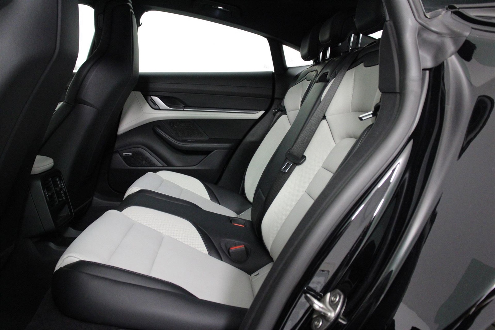 2025 Porsche Taycan photo 16