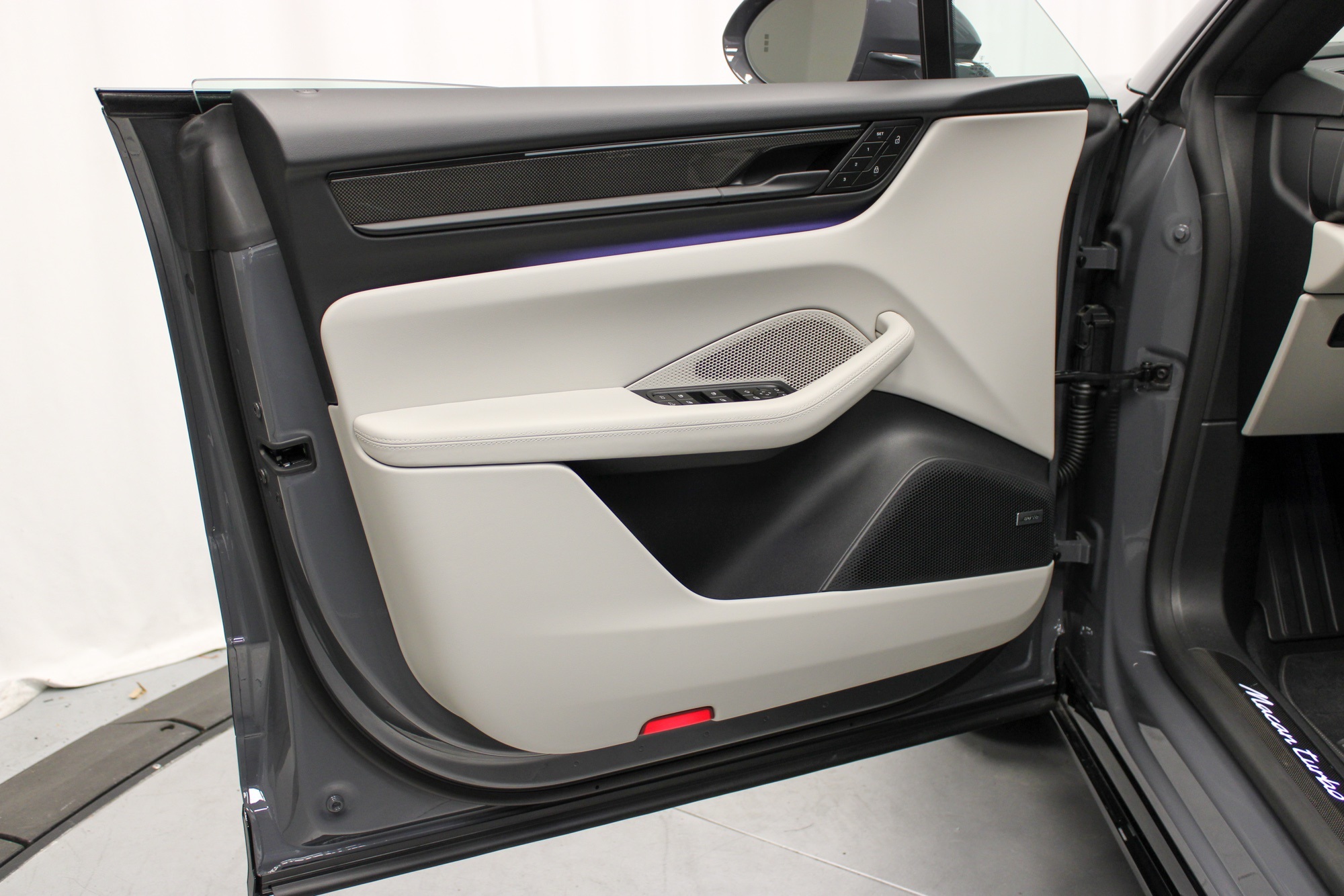 2025 Porsche Macan Electric Turbo photo 19