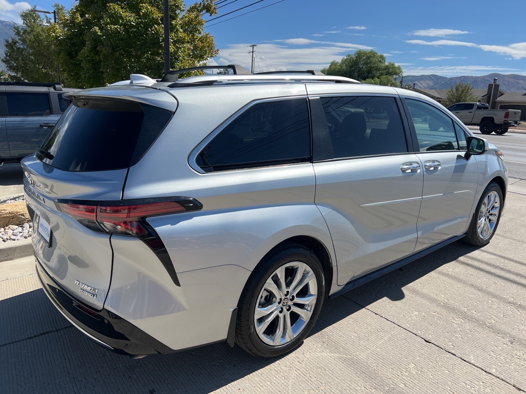 2022 Toyota Sienna Platinum photo 3
