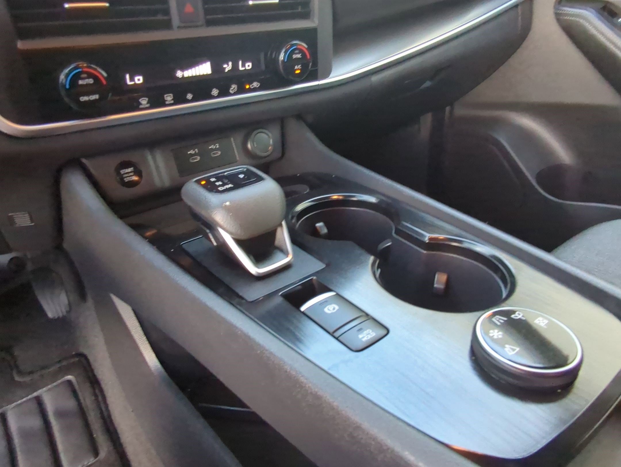 2024 Nissan Rogue SV photo 18