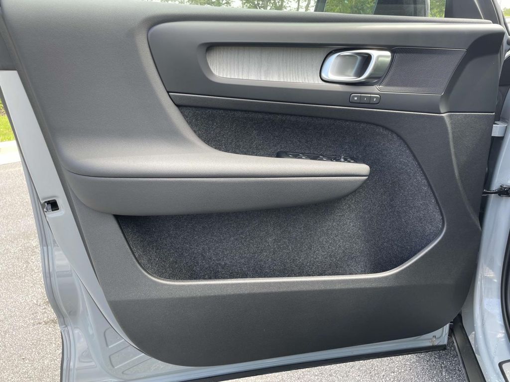 2026 Volvo XC40 AWD Plus photo 4