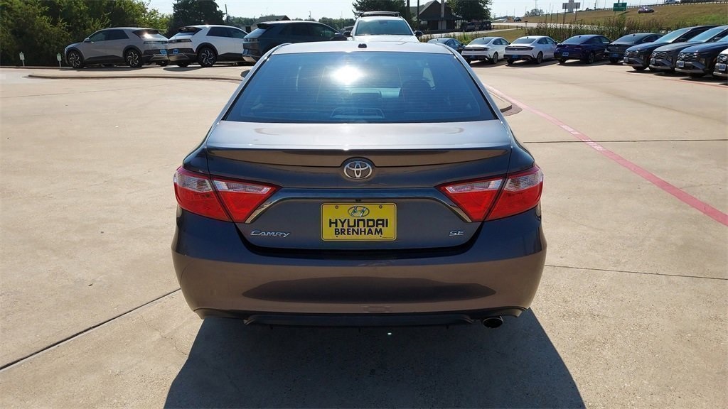 2015 Toyota Camry SE photo 4