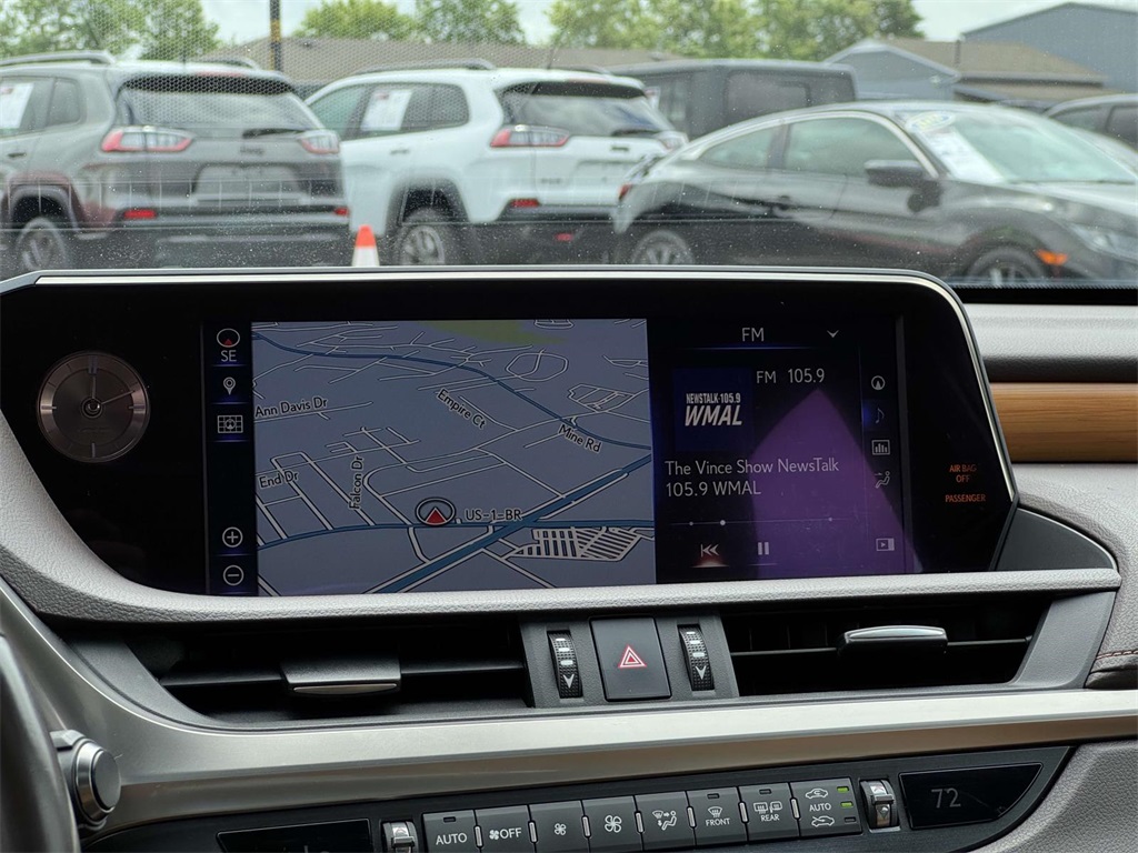 2019 Lexus ES 300h photo 3
